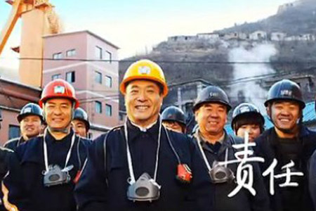 煤礦工人戴著工業(yè)防塵口罩預防塵肺病